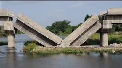 புதிதாக கட்டப்பட்ட பாலம் இடிந்து விழந்தததால் அதிர்ச்சி.. 15 கிராமங்கள் பாதிப்பு.. 