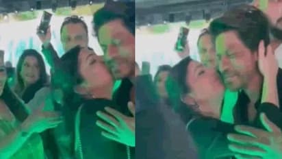 షారుఖ్ ఖాన్ కు ముద్దుతో షాక్ ఇచ్చిన అభిమాని, నెటిజన్లు ఏమంటున్నారంటే..?