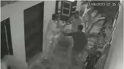 വാഷ് റൂം തുറന്നുകൊടുത്തില്ല, റസ്റ്റോറന്റ് ജീവനക്കാരുമായി കൂട്ടയടി; ഐഎഎസ്, ഐപിഎസ് ഓഫിസർമാർക്ക് സസ്പെൻഷൻ -വീഡിയോ