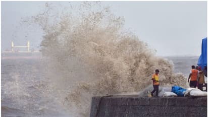 ಗಂಟೆಗೆ 150 ಕಿ.ಮೀ. ವೇಗ​ದಲ್ಲಿ ‘ಬಿ​ಪೊ​ರ್‌​ಜೊ​ಯ್‌’  ಚಂಡ​ಮಾ​ರು​ತದ ಅಬ್ಬ​ರ: ಸಂಜೆ ಅಪ್ಪ​ಳಿ​ಸ​ಲಿದೆ ಡೆಡ್ಲಿ ಸೈಕ್ಲೋನ್‌