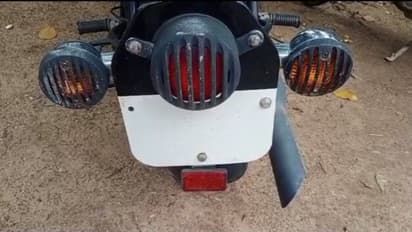 എഐ ക്യാമറ പിടിക്കാതിരിക്കാൻ നമ്പർ പ്ലേറ്റ് ഇളക്കി; ബുള്ളറ്റിൽ ചീറിപ്പാഞ്ഞ് എംവിഡിയുടെ മുന്നിൽ, യുവാവ് പിടിയിൽ