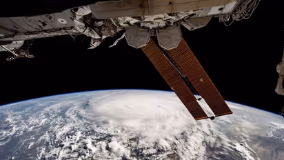 பிபோர்ஜாய் புயலின் விண்வெளி காட்சியை படம் பிடித்த அமீரக வீரர் நெயாடி