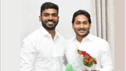 వైఎస్ జగన్ను కలిసిన టీమిండియా క్రికెటర్ కేఎస్ భరత్.. సీఎంకు స్పెషల్ గిఫ్ట్