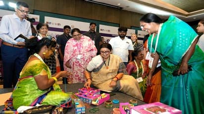 பெண்களிடம் பொருளாதார தலைமை: ஸ்மிருதி இரானி பேச்சு!