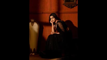 இடையழகை இறுக்கி பிடித்திருக்கும் கொசுவலை போன்ற சேலையில்... செதுக்கிய சிலை போல் போஸ் கொடுக்கும் தன்யா!