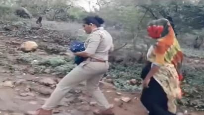 బిపార్జోయ్ తో గుజరాత్ అతలాకుతలం.. 4 రోజుల చిన్నారిని ఎత్తుకొని సురక్షితంగా తరలించిన మహిళా పోలీసు.. వైరల్