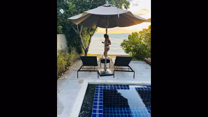 பிகினி உடையணிந்து காத்துவாக்குல கவர்ச்சியை அள்ளித்தெளித்த அனசுயா பரத்வாஜின் டூமச் கிளாமர் கிளிக்ஸ் இதோ