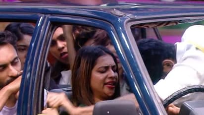 'ദേഹത്ത് തൊടരുത്', അഖില്‍ മാരാറിനെ താക്കീത് ചെയ്‍ത് ശോഭ