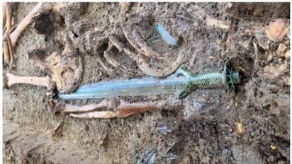 3000 വര്ഷം പഴക്കമുള്ള വെങ്കല നിര്മ്മിതമായ വാള് പുരാവസ്തു ഗവേഷകര് കണ്ടെത്തി !