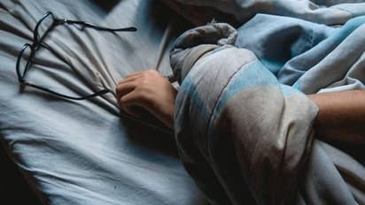 വീട്ടിൽ കള്ളൻ കയറിയതായി സ്വപ്നം കണ്ടു, തോക്കെടുത്ത് വെടിയുതിർത്തത് സ്വന്തം കാലിൽ