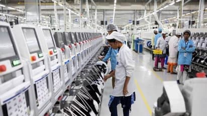 ഐഫോൺ നിർമ്മാണ ഫാക്ടറിയിൽ വിവാഹിതകൾക്ക് തൊഴിൽ നിഷേധമെന്ന് ആരോപണം, നോട്ടീസ് അയച്ച് മനുഷ്യാവകാശ കമ്മീഷൻ 