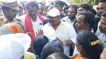 మంత్రి గంగులకు చేదు అనుభవం... దశాబ్ది ఉత్సవాలకు వెళితే అడ్డుకున్న దళితులు (వీడియో)