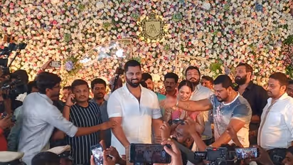 ಸಹಸ್ರಾರು ಜನರಿಂದ ಅಭಿ-ಅವಿವಾಗೆ ಆಶೀರ್ವಾದ: ಆರತಕ್ಷತೆ ವೇದಿಕೆ ವಿಶೇಷ ಹೂವುಗಳಿಂದ ಅಲಂಕಾರ