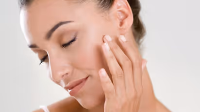 മുഖത്തെ പ്രായക്കൂടുതലിനെ ചെറുക്കാന് ഇവ പരീക്ഷിക്കാം...