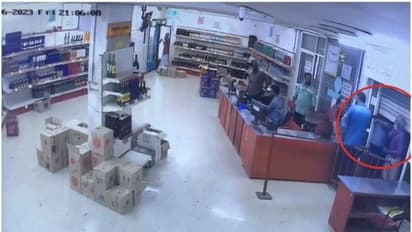 മദ്യം കിട്ടാത്തതിന് തോക്ക് ചൂണ്ടി ഭീഷണി; നാല് യുവാക്കള് പൊലീസ് കസ്റ്റഡിയില്, എയർഗൺ കണ്ടെടുത്തു