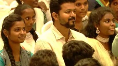  'விஜய் கல்வி விருது விழா' எளிமையாக வந்து மாணவர்கள் மத்தியில் அமர்ந்து கலகலப்பூட்டிய தளபதி!