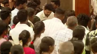 இது தான் நீங்கள் எனக்கு கொடுக்கும் பரிசு! மாணவ - மாணவிகளிடம் விஜய் வைத்த கோரிக்கை!