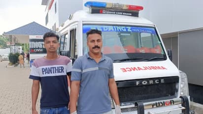 സ്കൂട്ടർ റോഡിലേക്ക് തെറിച്ച് വീണു, യുവാവിന്‍റെ വയർ മുറിഞ്ഞ് ചോരയൊഴുകി; സഡൻ ബ്രേക്കിട്ട് ആംബുലൻസ്, രക്ഷകരായി