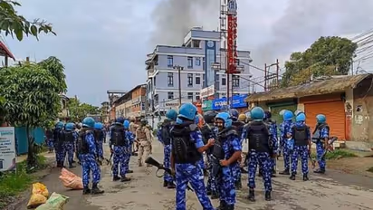 ഇംഫാലില് കർഫ്യൂവിനുള്ള ഇളവ് പിൻവലിച്ചു; ബിഷ്ണുപൂരിൽ ആയുധങ്ങൾ കൊള്ളയടിച്ച് സ്ത്രീകൾ അടക്കമുള്ള മെയ്തെയ് സംഘം