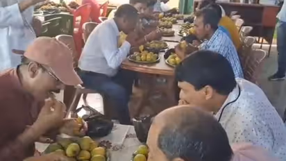 മാമ്പഴ മേളയില്‍ നിന്നുള്ള രസകരമായ കാഴ്ച; വീഡിയോ...