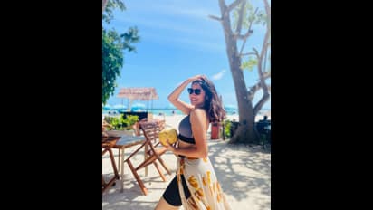 மாலத்தீவு போனதும் கிளாமர் ரூட்டுக்கு தாவிய அனிகா... நீச்சல் உடையில் குட்டி நயன் நடத்திய மஜாவான போட்டோஷூட் இதோ