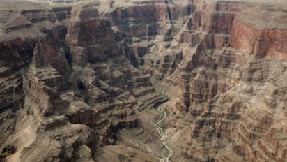 സ്കൈ വാക്കില്‍ നിന്ന് 4000 അടി താഴ്ചയിലേക്ക് വീണ് യുവാവിന് ദാരുണാന്ത്യം