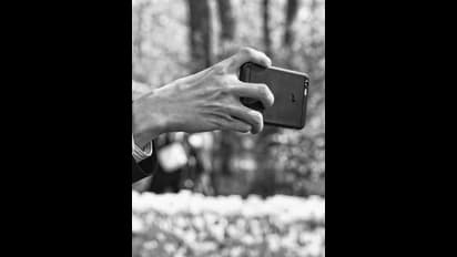 selfie: సెల్ఫీ తీసుకుంటుండ‌గా ఢీకొట్టిన‌ రైలు.. యువకుడు స్పాట్ డెడ్