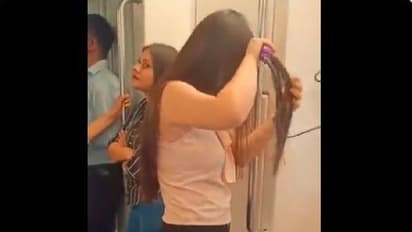 ಭಗವಂತ ಈ ಕಣ್ಣಲ್ಲಿ ಇನ್ನೇನೆಲ್ಲಾ ನೋಡ್ಬೇಕೋ: ಮೆಟ್ರೋದಲ್ಲೇ ಹೇರ್ ಸ್ಟ್ರೈಟ್ ಮಾಡ್ಕೊಂಡ ಹುಡ್ಗಿ