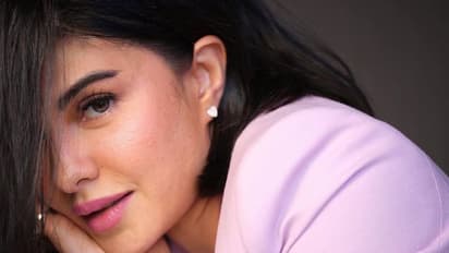 బెడ్ పై జాక్వెలిన్ ఖతర్నాక్ ఫోజులు.. కిర్రాక్ అవుట్ ఫిట్ లో ప్రభాస్ బ్యూటీ అందాల రచ్చ...