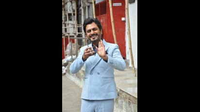 ಶಾರುಖ್ ಇನ್ನೂ ರೊಮ್ಯಾನ್ಸ್ ಮಾಡ್ತಿಲ್ವಾ? 21ರ ಯುವತಿ ಜೊತೆ ಕಿಸ್ಸಿಂಗ್ ಸೀನ್ ವಿವಾದಕ್ಕೆ ನವಾಜುದ್ದೀನ್ ಕಿಡಿ