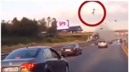 അതിവേഗ ഹൈവേയില് കാറുകള് കൂട്ടിയിടിച്ചു; യാത്രക്കാരന് തെറിച്ചത് 20 അടി ഉയരത്തിലേക്ക്!