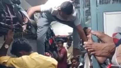 Viral video : കാല് കുത്താൻ പോലും ഇടമില്ല, ട്രെയിനിൽ ടോയ്ലെറ്റിലേക്ക് യുവാവിന്റെ സാഹസികയാത്ര