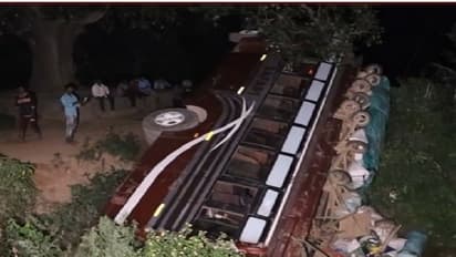 జమ్మూ కాశ్మీర్ లో ఘోర రోడ్డు ప్రమాదం.. బస్సు కాలువలో పడి 19 మందికి గాయాలు