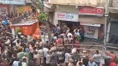 ಜಗನ್ನಾಥಯಾತ್ರೆ ವೇಳೆ ಅವಘಡ, ರಥಯಾತ್ರೆ ಸಾಗುತ್ತಿದ್ದಂತೆ ಕುಸಿದ ಕಟ್ಟಡ, ವಿಡಿಯೋ ವೈರಲ್!