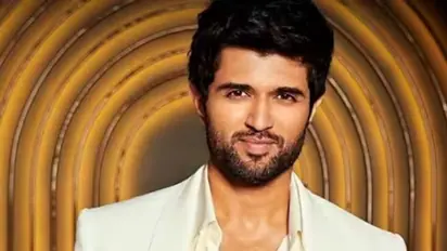Vijay Deverakonda's fan runs on stage while actor delivers speech, see how star reacts