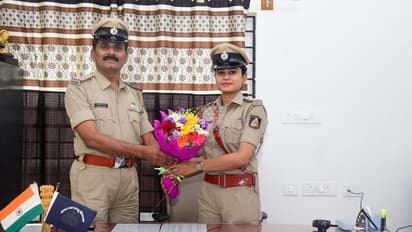 ತಂದೆ ಕರ್ತವ್ಯ ನಿರ್ವಹಿಸುತ್ತಿದ್ದ ಠಾಣೆಗೆ ಪಿಎಸ್ಐ ಆಗಿ ಬಂದ ಮಗಳು: ಪುತ್ರಿಗೆ ಅಧಿಕಾರ ಹಸ್ತಾಂತರಿಸಿದ ತಂದೆ