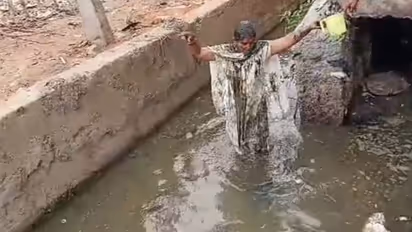 Raichur: ಸ್ಮಶಾನ ಜಾಗಕ್ಕಾಗಿ ಚರಂಡಿ ನೀರು ಮೈಮೇಲೆ ಸುರಿ​ದು​ಕೊಂಡ ಮಹಿಳೆ