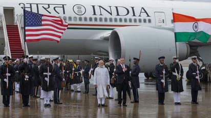 வாஷிங்டனில் கொட்டும் மழையில் பிரதமர் மோடிக்கு வரவேற்பு! - மழையிலும் ஓங்கி ஒலித்த நம் தேசிய கீதம்!