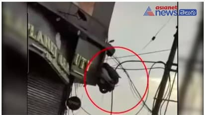 రోడ్డు మీద వెళ్లాల్సిన స్కూటర్.. అక్కడికి ఎలా ఎక్కిందబ్బా..వైరల్ వీడియో