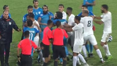 കോച്ചിനെ തൊട്ടാല് കളി മാറും, ഗ്രൗണ്ടില് ഏറ്റുമുട്ടി ഇന്ത്യ-പാക് താരങ്ങള്, ഇടപെട്ട് ജിങ്കാന്-വീഡിയോ