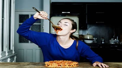 வீட்டின் சமையலறையில் அமர்ந்து சாப்பிடலாமா? ஜோதிடம் கூறுவது என்ன?