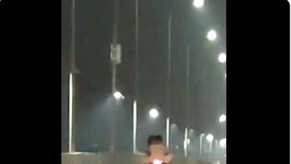 ಪ್ರಾಣಕ್ಕಿಂತಲೂ ಮುಖ್ಯನಾ ರೊಮಾನ್ಸ್‌: ಚಲಿಸುವ ಬೈಕಲ್ಲೇ ಯುವಕ ಯುವತಿಯ ಸರಸ ವೈರಲ್