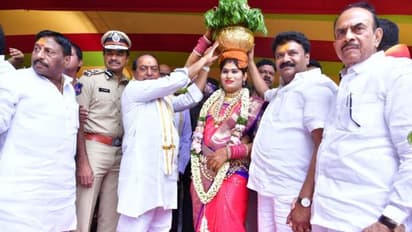 తెలంగాణలో బోనాల సందడి షురూ... జగదాంబిక అమ్మవారికి మంత్రుల బంగారు బోనం (వీడియో)