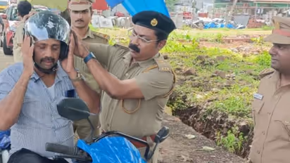 ഹെൽമെറ്റ് വച്ചിട്ടും വഴിയിൽ തടഞ്ഞ് എംവിഡി, ഫൈൻ പ്രതീക്ഷിച്ചവരെ തേടിയെത്തിയത് അപ്രതീക്ഷിത സമ്മാനം!