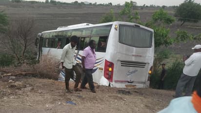 Raichur: ಬೈಕ್ ಮತ್ತು ಬಸ್ ಡಿಕ್ಕಿಯಾಗಿ ಜಮೀನಿನಲ್ಲಿ ಉರುಳಿ ಬಿದ್ದ ಬಸ್: 30 ಜನ​ರಿಗೆ ಗಾಯ