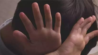 ஸ்கூலில் வைத்து டிராயரை அவிழ்த்த ஆசிரியர்.. அந்தரங்க உறுப்பில் வலி.. கதறி துடித்த மாணவன்.. நடந்தது என்ன?