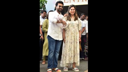 டிஸ்சார்ஜ் செய்யப்பட்ட உபாசனா! குழந்தையை தூக்கிக்கொண்டு மனைவியோடு வரும் ராம் சரண்! வைரல் போட்டோஸ்..!