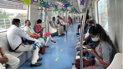 ఢిల్లీ మెట్రోలో మరో వీడియో వైరల్.. తోటి ప్రయాణికుడిని చెంపదెబ్బ కొట్టిన మహిళ.. చుట్టూ ఉన్నవారు ఏం చేశారంటే.. 