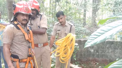 കിണറ്റില് വീണ മകളെ രക്ഷിക്കാന് 61കാരിയായ അമ്മയും ചാടി: ഇരുവരെയും രക്ഷപ്പെടുത്തി ഫയര്ഫോഴ്സ്