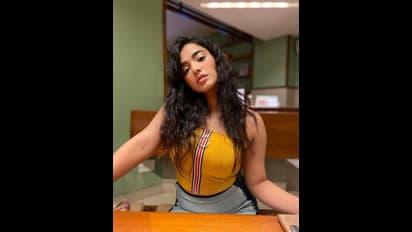 బిగుతైన టాప్ టైట్ స్కర్ట్ లో కేతికా అందాల రచ్చ.. మత్తు పదార్థంలా తయారైందిగా.. స్టన్నింగ్ స్టిల్స్